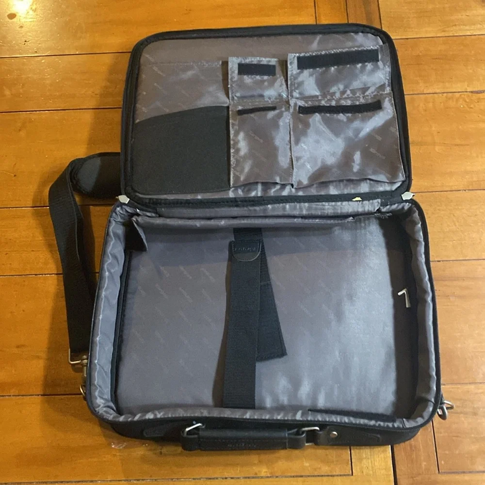 Laptop case. Great condition.